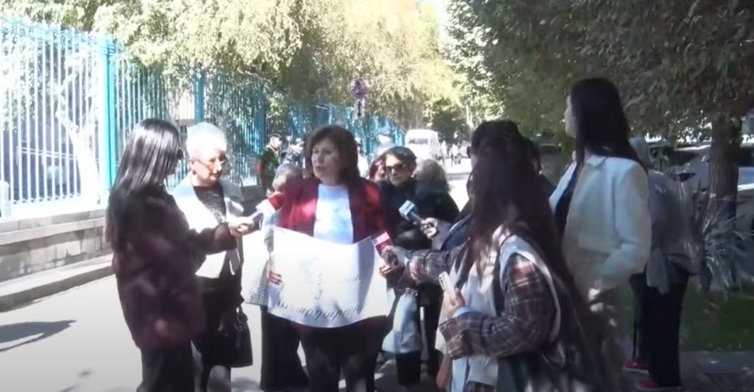 Освободите армянских заложников акция протеста у здания ООН в Ереване Возле здания ООН в Ереване проходит акция протеста в поддержку армянских пленных удерживаемых в бакинской тюрьме Протестующие принесли с собой плакаты с надписями Освободите Рубена Варданяна и других армянских заложников alphanewsam Подписка на Alpha News ВК Дзен Сайт TikTok Facebook Instagram YouTube X twitter