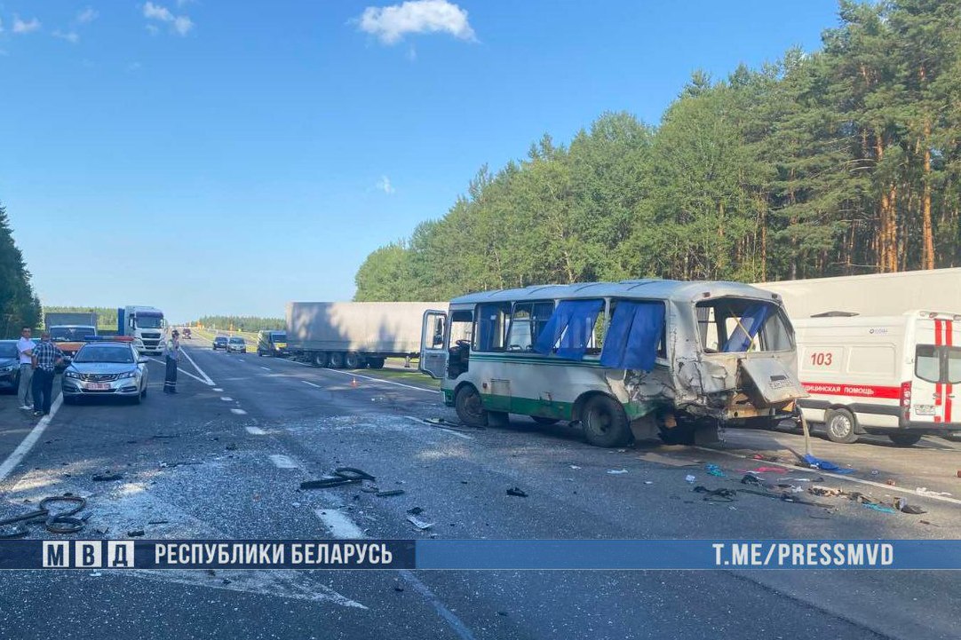 На Брестчине произошло дорожно-транспортное происшествие с участием автобуса, в результате которого три человека были госпитализированы Сегодня около 18:30 в Березовском районе на 124 км автодороги М1/Е30 "Брест-Минск-граница РФ", по предварительной информации, 56-летний водитель автобуса ПАЗ при развороте с полосы разгона не убедился в безопасности и совершил столкновение с попутным микроавтобусом Ford под управлением 40-летнего водителя. Три человека госпитализированы. Также в учреждение здравоохранения для оценки состояния здоровья доставлены пассажиры автобуса. По указанию Министра внутренних дел Ивана Кубракова для разбирательства на место ДТП выбыло руководство ГУ ГАИ МВД и УВД Брестского облисполкома.