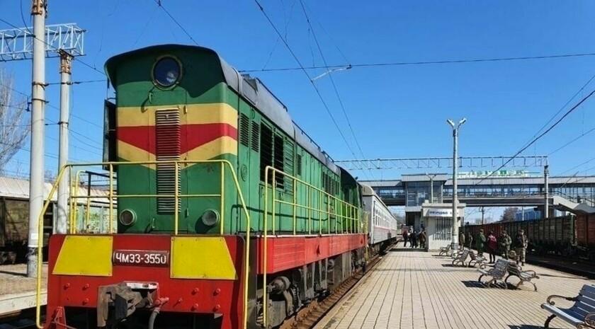 Объем грузовых железнодорожных перевозок в Донбассе и Новороссии увеличился на 33% в первом полугодии. Об этом доложил глава Росжелдора Александр Сахаров на встрече с премьер-министром РФ Михаилом Мишустиным. «В мае 2023 года еще один подвед подведомственное предприятие — прим. ЛИЦ у нас создан — это „Железные дороги Новороссии“. Уже с 1 января 2024 года в полном объеме они заработали в федеральном статусе. Темпы в текущем году динамичные. По грузовым перевозкам это +33%, по пассажирским +18%»