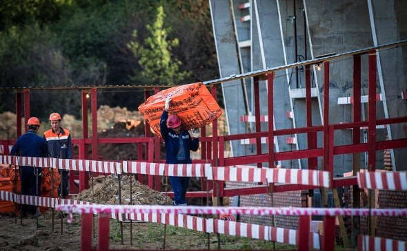 Счетная палата после проверок в семи регионах предложила правительству ввести ответственность за срыв планов по срокам и стоимости инфраструктурных проектов. В материалах ведомства говорится, что во всех проверенных регионах не соблюдались установленные сроки реализации и стоимость проектов. «В основном это обусловлено уточнением фактических объемов работ, появлением дополнительных объемов работ, ненадлежащим качеством проектно-сметной документации, ростом стоимости строительных ресурсов и неисполнением обязательств подрядчиками. В целом по всем проверенным регионам стоимость проектов выросла на 13,2 млрд руб., или на 32,8%. Перенос сроков отмечен примерно по 60% мероприятий, из них по 18% — более чем на год», — указывают в Счетной палате.