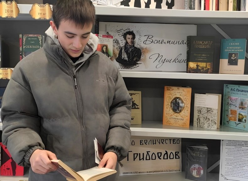 Книжная выставка «Вспоминая Пушкина» открылась в Свердловской центральной городской библиотеке   С 1 февраля в Свердловской центральной городской библиотеке имени В.П. Астафьева открылась уникальная книжная выставка под названием «Вспоминая Пушкина», приуроченная ко Дню памяти великого русского поэта Александра Сергеевича Пушкина, который отмечается 10 февраля.  - Это событие имеет особое значение, ведь Пушкин — основоположник современного русского литературного языка и один из самых влиятельных поэтов и писателей в мировой литературе. Его творчество, наполненное глубокими размышлениями о жизни, любви и человеческих чувствах, продолжает вдохновлять и восхищать читателей всех возрастов, - отметили в учреждении. - Эта выставка — дань уважения А.С. Пушкину, а также возможность заново открыть для себя бесценное наследие, которое продолжает вдохновлять новые поколения