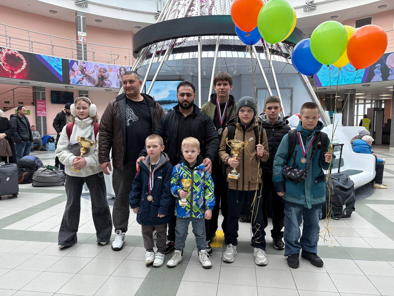 В Салехард вернулись юные спортсмены. Сборная ЯНАО под руководством Шихана Камрана Шарифова успешно выступила в Москве на II международном фестивале боевых искусств «Кубок Большого шлема» IKKF . Салехардские спортсмены завоевали 6 золотых, 4 серебряных и 2 бронзовых. Спортсмены из Харпа – 2 золота и 1 серебро. В соревнованиях участвовали более 300 спортсменов из 12 стран. В командном зачете победила сборная России, в которую вошли представители из Москвы, Московской области, Ростовской области и ЯНАО. Фото: Мария Абакарова / «Ямал-Медиа» Новости Ямала Поддержать нас бустом