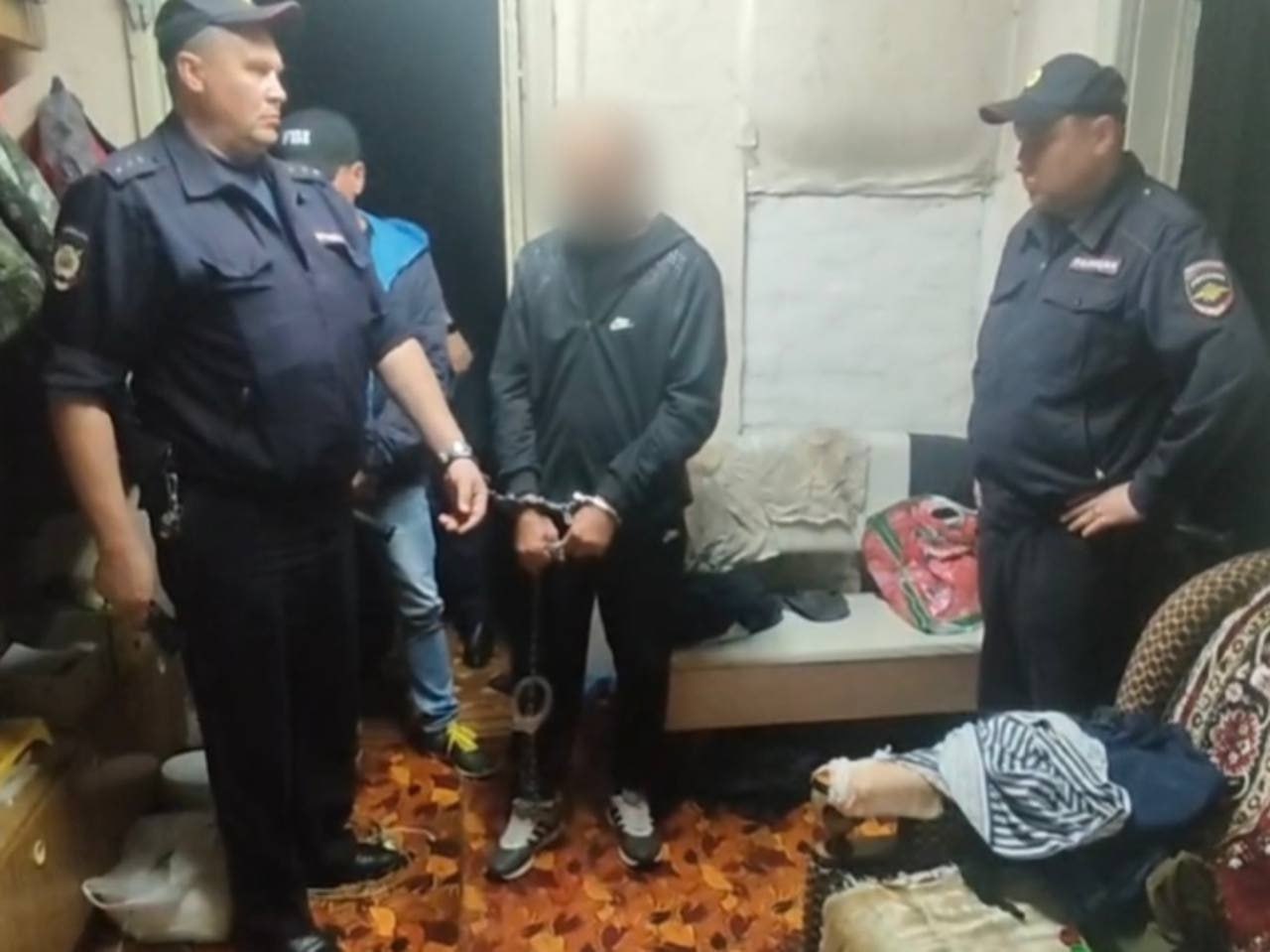 В Котельничском районе мужчина зарезал свою сожительницу  22 июля в квартире одного из домов в с. Сретенье 46-летний мужчина в ходе словесного конфликта нанес своей сожительнице удар ножом в область шеи. От полученной травмы женщина скончалась на месте.  В данный момент подозреваемый заключен под стражу. Возбуждено уголовное дело по статье «Убийство».   Подписаться