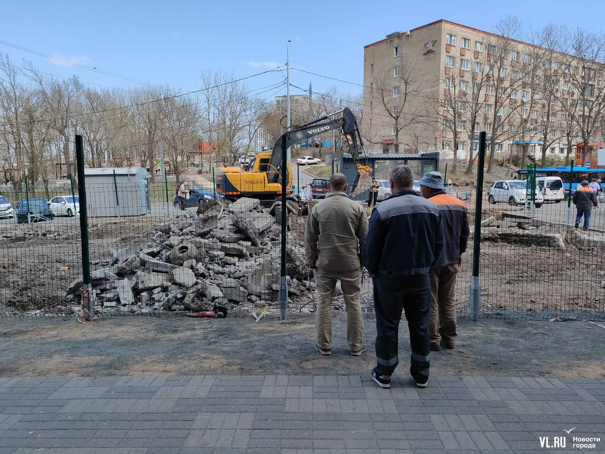 Во Владивостоке у ТЦ «Черёмушки» начали обновлять площадь — к августу появится новая зона отдыха Перед торговым центром «Черёмушки» стартовали работы по благоустройству. Подрядчики уже сняли брусчатку и запустили экскаватор. К концу лета компания «Meridian development» обещает установить скамейки, организовать детскую площадку и озеленить территорию. Источник: / Реклама СЕРТ НА 5000!