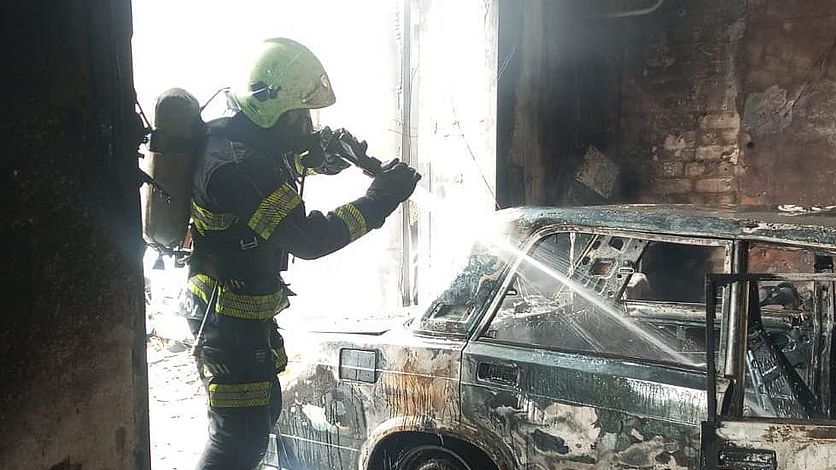 В Мценске сгорел "ВАЗ" в гараже  Пожарные успели предотвратить взрыв трех баллонов  Фото: ГУ МЧС России по Орловской области    Вести-Орел. Подписаться