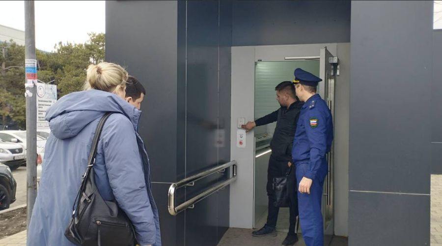 Чтобы многострадальный лифт в переходе на Красных Партизан заработал спустя почти 3 месяца перерыва, пришлось вмешаться прокуратуре  Подземный переход, который в Краснодаре почти два года никак не могли построить  первый подрядчик украл больше 93 млн рублей , опять на слуху.  7 февраля там закрыли лифт для маломобильных граждан: чтобы перейти дорогу, они должны были звонить по номеру на табличке.  29 апреля проверка прокуратуры подтвердила, что лифт не отвечал требованиям доступности. В ведомстве заявили, что после представления в администрацию Краснодара власти устранили нарушения. Теперь в переходе на Красных Партизан есть навигации, дистанционное открывание дверей кабины платформы, видеонаблюдение и двухсторонняя связь с пассажирами.  К маломобильным гражданам относятся люди:   с инвалидностью;   с временным нарушением здоровья и интеллекта;   с детскими колясками и малолетними детьми;   с тележками, багажом;   старших возрастов;   беременные.  Подписаться:  , связь с редакцией: