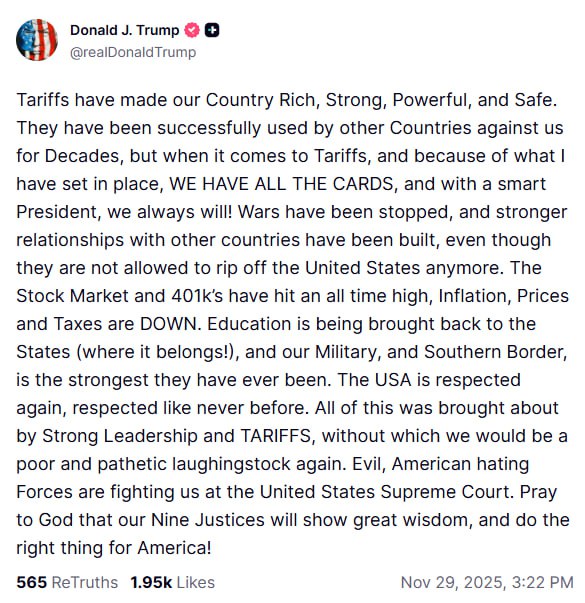 Трамп в очередной раз отстоял свою жесткую тарифную политику назвав ее основным инструментом который сделал Америку богатой сильной могущественной и безопасной По словам президента США введенные им пошлины дали стране все карты в международной торговле и позволили остановить войны и выстроить более крепкие отношения с другими странами положив конец практике когда США обдирали Он также связал свою экономическую политику с рекордными показателями фондового рынка и пенсионных накоплений заявив что инфляция цены и налоги падают У нас есть все карты и с умным президентом они будут всегда написал Трамп в Truth Social В своем обращении президент США также затронул внутренние политические баталии обвинив злые ненавидящие Америку силы в противодействии через Верховный суд Он призвал своих сторонников молиться о том чтобы судьи проявили мудрость и поступили правильно для Америки IZ RU в Telegram в MAX