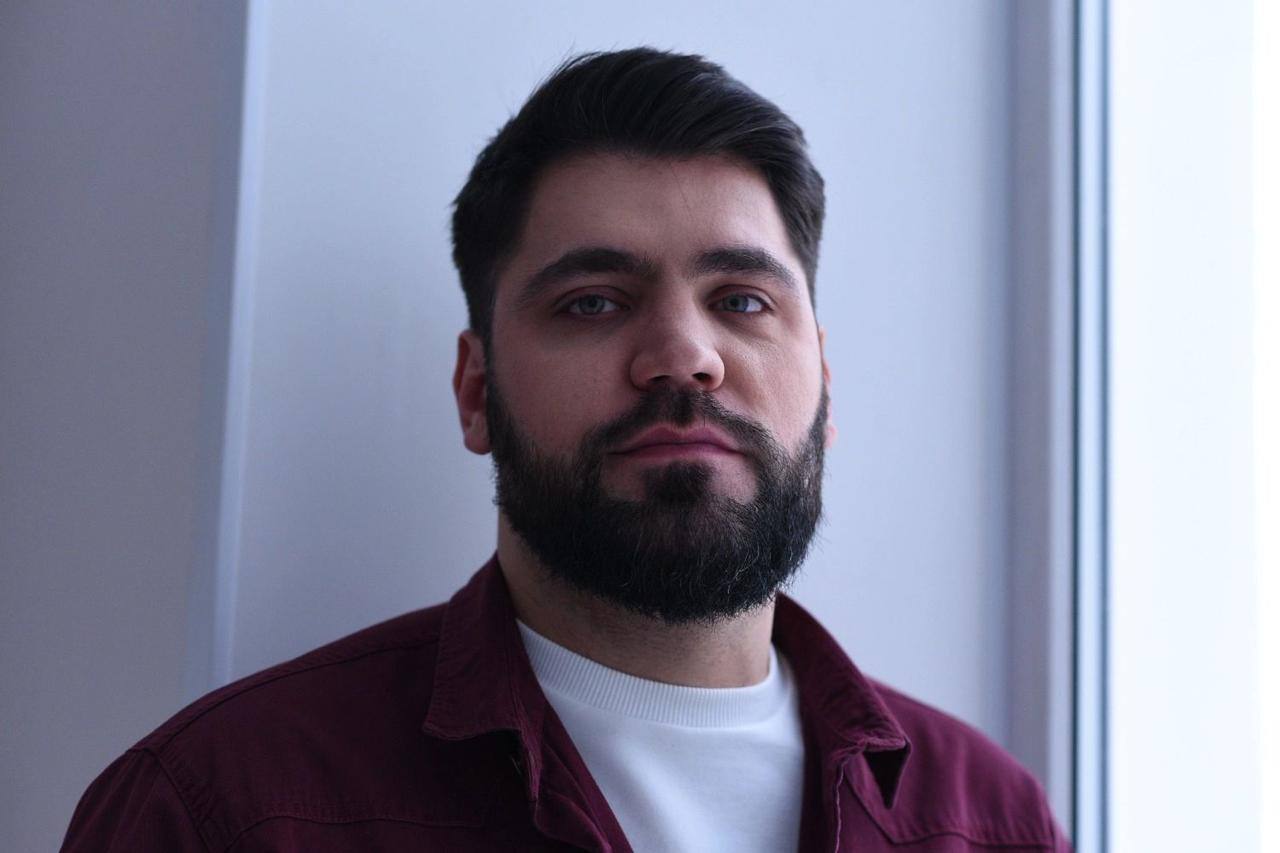 Когда у него случались отношения с девушками из театра он начинал их гнобить Уральского режиссёра Антона Бутакова обвинили в харассменте эмоциональном давлении и изнасилованиях Сразу несколько бывших коллег рассказали журналистам Осторожно новости что главный постановщик Центра современной драматургии в Екатеринбурге ужасно обращался с молодыми девушками Он одновременно мог встречаться как минимум с шестью молодыми девушками при этом скрывать свои связи и настаивать на моногамных отношениях Когда кто то из девушек отказывался от секса с Бутаковым он начинал их унижать и штрафовать Одна из его бывших коллег рассказала что он зажимал её во всех углах театра и пытался затащить в кабинет После этого у неё остались синяки Другая девушка рассказала что когда она приходила к нему в кабинет с рабочим вопросом он тут же захлопывал дверь и принуждал к сексу Я ничего не могла с этим сделать человек не слышит слова нет В последнее время моей работы это стало больше похоже на изнасилования цитируют бывшую сотрудницу ЦСД Осторожно новости При этом он использовал своё физическое превосходство его рост выше 2 метров По словам жертв он настаивал на близости без контрацепции аргументируя это тем что это укрепит их доверие При этом он не сообщал о большом количестве других партнёрш По сути он сознательно подвергал нас риску заражения инфекциями включая ЗППП и ВИЧ Мы считаем что использование доверия эмоционального давления и сокрытие сексуальной активности это форма насилия заявили пострадавшие журналистам Антон Бутаков заявил журналистам что все обвинения в его адрес фейк на протяжении 10 лет он был в отношениях у него не было интимных отношений с другими женщинами как и насилия над коллегами Осторожно новости Уралити