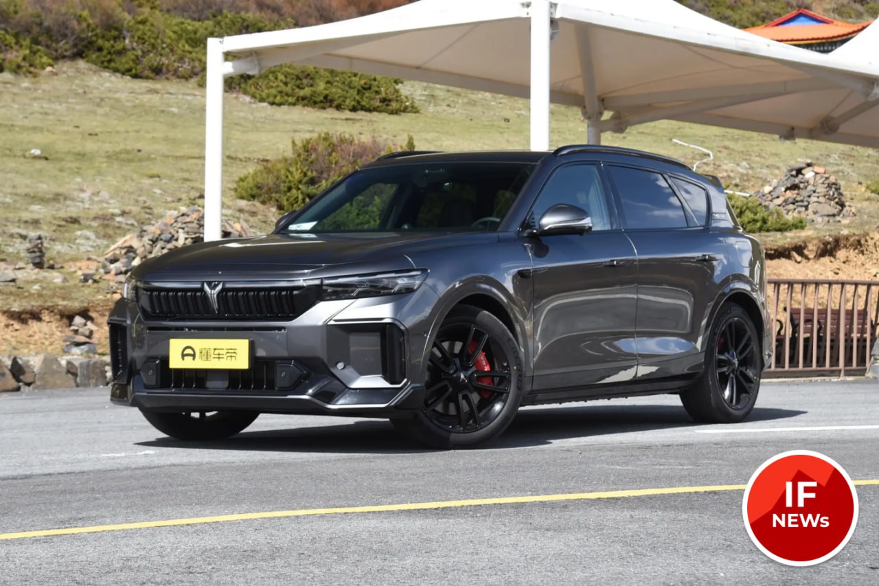 Поставки китайских машин в Россию сократились на 58 в 2025 году китайская таможенная служба РБК В 2024 году Россия была крупнейшим покупателем китайских авто закупив 1 2 млн авто В 2025 году РФ опустилась на третье место купив 357 тысяч машин Возможно это случилось из за повышения утильсбора на 70 80 в ноябре 2024 года За счёт этого машины в первые 10 месяцев прошлого года были существенно дешевле чем в 2025 м Но экспорт рискует обвалиться ещё сильнее Всё из за ужесточения контроля за экспортом со стороны Китая С января для вывоза из КНР автомобиля который был куплен менее 180 дней назад потребуется специальный документ подтверждение послепродажного обслуживания Фактически это закрывает параллельный импорт Покупателям придётся смириться с полугодовым простоем либо покупать китайское авто у официальных дилеров Авто if market news