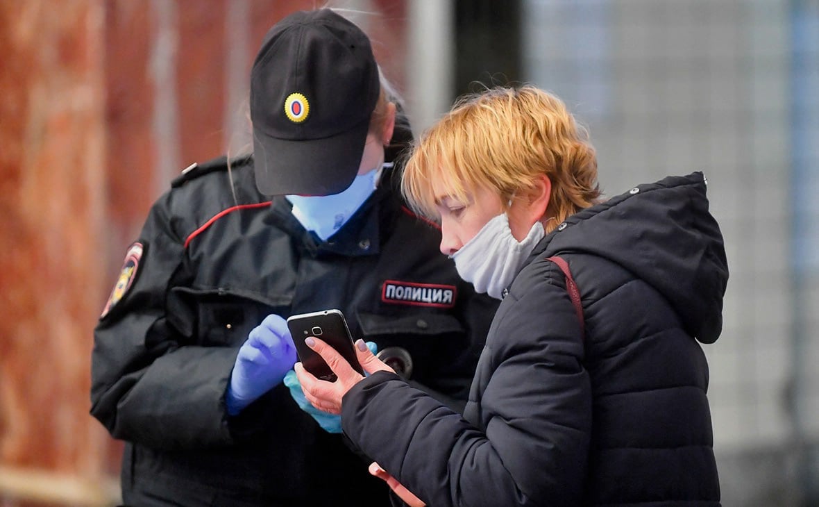 В Ростовской области мошенники представлялись полицейскими, чтобы получить личные данные  В Ростовской области полицейские обнаружили, что неизвестные получали личные данные граждан региона через чаты с «полицией». Об этом сообщает пресс-служба ГУ МВД России по Ростовской области.    Как оказалось, неизвестные через мессенджеры писали жителям Ростовской области, представлялись руководителями полиции из разных районов области и создавали чаты от имени полиции.    «Сотрудники территориальных отделов полиции, а также руководители данных подразделений не инициируют общения с гражданами в мессенджерах и не создают групповых чатов для сбора информации и проведения опросов. Если вы столкнулись с подобными фактами, то вы имеете дело с мошенниками», – пишут в источнике.    Полицейские рекомендуют проверять подлинность ресурсов и опубликованной информации. Все подтвержденные ресурсы донской полиции можно найти на официальном сайте ГУ МВД России по Ростовской области. Там же в разделе «Структура» указаны телефоны дежурных частей городских и районных отделов полиции.   Подписаться на "Новости Ростова"    Прислать новость