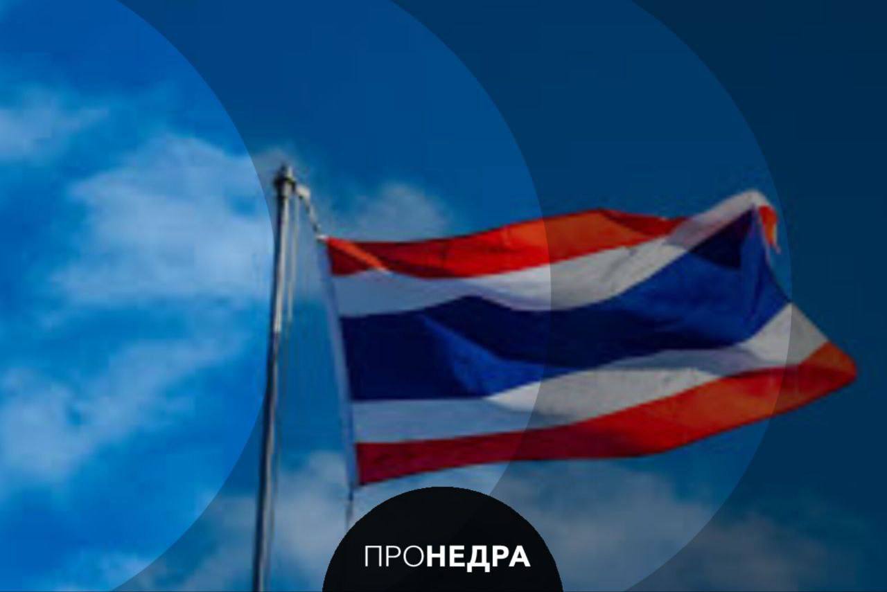 Таиланд ввел ограничения на транзит топлива через Лаос из за обострения конфликта с Камбоджей Военные власти Таиланда временно ограничили перевозку топливных грузов через лаосский пограничный пункт Чонг Мек Как сообщает издание The Jakarta Post решение связано с опасениями что часть поставляемого топлива может в дальнейшем оказаться на территории Камбоджи По словам представителя министерства обороны Таиланда С Конгсири введенные меры не направлены против правительства или населения Лаоса Он подчеркнул что ограничения носят исключительно превентивный характер и продиктованы напряженной ситуацией на границе с Камбоджей Пронедра Подписывайся