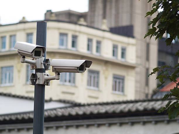 Минтранс предложил штрафовать граждан за административные правонарушения через систему распознавания лиц В частности речь идет про переход железнодорожных путей в неположенном месте по камерам с распознаванием лиц по аналогии с письмами счастья для водителей Для этого ведомство подготовило поправки к закону о персональных данных и закону о железнодорожном транспорте Сейчас биометрию можно обрабатывать без согласия гражданина только в ограниченных случаях для правосудия геномной регистрации борьбы с коррупцией и терроризмом Минтранс хочет добавить сюда контроль за соблюдением правил нахождения граждан на инфраструктуре железнодорожного транспорта включая переход путей   www iphones ru 1347476 новости iphonesru