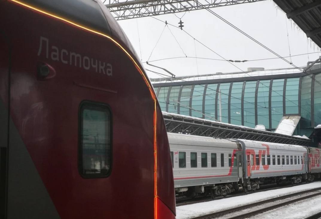 Цены вырастут на проезд в электричках в Самарской области С 1 июля 2025 года утвержден новый предельный максимальный уровень тарифа на ж/д транспорте в пригородном сообщении. Из Самары в Зубчаниновку, Ягодную и Конструкторскую устанавливается тариф 30 рублей: в пределах первых 10 км пути – 20 рублей, за каждый последующий километр пути – 2 руб./км. На скорые поезда «Ласточка» и ЭП2Д на участках Самара – Зубчаниновка и Самара – Ягодная тариф составит 52/42 рубля. Из Самары в Липяги он будет 43/38 рублей: в пределах первых 10 км пути 27/23 рубля, а за каждый последующий – 2,7/2,3 руб./км.