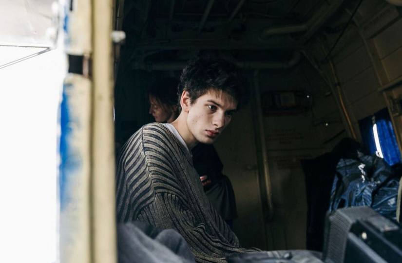 Российский актер Марк Эйдельштейн сыграл главную роль в байопике о фоторепортере Роберте Капе Режиссером и сценаристом проекта Becoming Capa Становление Капы выступила Шарлотта Колберт чей дебютный фильм Она восстанет был отмечен наградой в Локарно Фильм расскажет историю любви и творческого союза прославленных военных фотографов Герды Таро и Роберта Капы на фоне политических потрясений 1930 х годов Партнершей Эйдельштейна по съемочной площадке стала Эстер МакГрегор известная по фильмам Плохая девочка и Комната по соседству В актерском составе проекта также задействованы Эмили Кэри Уильям Гао Набхан Ризван Росси де Пальма Клеманс Поэзи и Дэнни Хастон В творческую команду проекта вошли лауреат Оскара художник постановщик Эухенио Кабальеро Лабиринт фавна Рома Невозможное оператор Павел Погоржельский Реинкарнация Солнцестояние Все страхи Бо и обладательница Оскара по гриму Стефан Гийон Субстанция Съемки уже завершились они проходили в Бильбао Мадриде и Париже Сейчас фильм находится на стадии постпродакшна в Лондоне