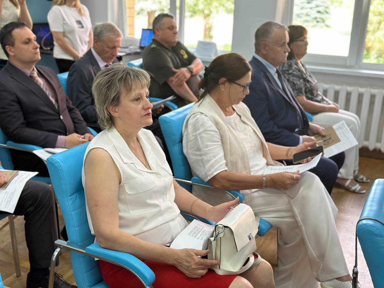 В Боровлянах прошел Координационный совет общественных объединений и политических партий Минщины На заседании был рассмотрен ряд вопросов деятельности органа, подведены итоги за отчетный период. Новым лидером Координационного совета избрана Татьяна Гурьева — руководитель областных профсоюзов. — Сегодня перед нами, как перед представителями гражданского общества, стоят очень серьезные задачи. Мы будем решать вопросы, которые ставит перед нами время. Это и рассмотрение политических вопросов, связанных с электоральной кампанией, и вопросы гуманитарной деятельности, — отмечает новый председатель совета. — Все вопросы мы будем рассматривать сообща. Потому что только вместе мы можем прийти к единому знаменателю и найти правильное решение. Наша функция также заключается в том, чтобы выступать с предложениями к руководству облисполкома по тем или иным задачам, стоящим перед регионом. Ольга Топдемир, начальник главного управления идеологической работы и по делам молодежи Миноблисполкома поблагодарила Виктора Малиновского, бывшего председателя Минского областного координационного совета, пожелала новых креативных идей новому лидеру и их реализации.