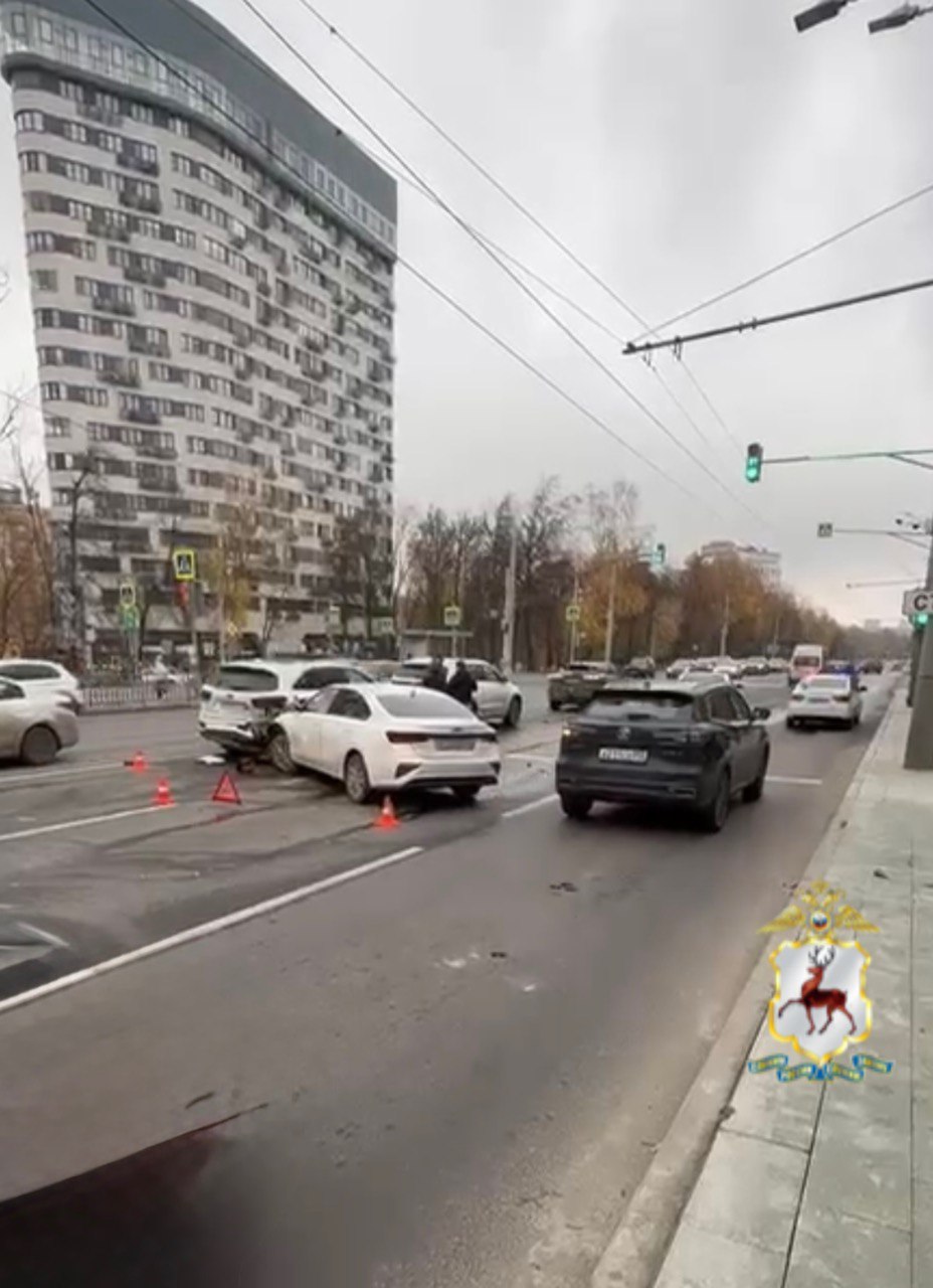 В результате ДТП на пр Гагарина с участием четырех автомобилей пострадали водители автомобилей Киа Они были доставлены в медицинское учреждение Предварительно установлено что 20 октября 2025 года в 11 25 у дома 118 по пр Гагарина мужчина водитель автомобиля Киа 1982 г р совершил столкновение с автомобилем Киа под управлением женщины водителя 1981 г р Далее автомобиль Киа совершил столкновение с автомобилем Черри под управлением женщины водителя 1992 г р Автомобиль Черри совершил столкновение с автомобилем Омода под управлением водителя мужчины 1992 г р ГАИ Прислать новость Главные новости региона Telegram MAX
