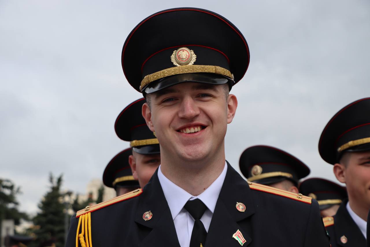 Воспитанники военно-патриотического клуба «Мужество» и делегация милиции Принеманья стали свидетелями торжественного ритуала выпуска офицеров милицейских вузов В Минске на площади Государственного флага офицерам,окончившим обучение в Академии МВД и Могилевском институте МВД, вручили аттестаты о высшем образовании. В момент торжества присутствовала волнительная обстановка как со стороны выпускников, так и их близкие. Поздравление с окончанием учебы высказали руководители ведомства, ветераны, а также родители молодых лейтенантов. С большим интересом гости и воспитанники ВПК наблюдали за милицейским ритуалом и искренне радовались за новоиспеченных офицеров.