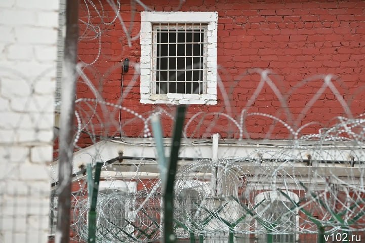 В России с 2026 года следственные изоляторы переподчинят ФСБ 8 июля Госдума одобрила законопроект, перераспределяющий полномочия между ФСИН и ФСБ России. Как сообщает «Парламентская газета», с 1 января 2026 года СИЗО перейдут в подчинение чекистов. По данным зампреда комитета по безопасности и противодействию коррупции Эрнеста Валеева, закон направлен на «повышение эффективности деятельности органов ФСБ». Подробнее