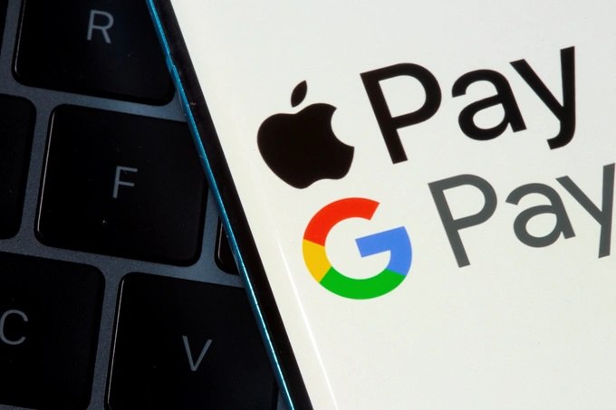 Сенат одобрил поправки в закон о персональных данных для запуска PayPal Apple Pay и Google Pay На 13 м пленарном заседании Сената был рассмотрен и одобрен Закон О внесении изменений и дополнений в Закон Республики Узбекистан О персональных данных В ходе обсуждения отмечалось что в Узбекистане растет число программистов фрилансеров работающих на международных электронных платформах и продающих свои программные продукты и цифровой контент иностранным клиентам На некоторых популярных платформах платежи производятся банковскими картами или банковскими переводами однако такие сервисы как Upwork Fiverr Envato и Storyblocks принимают оплату только через PayPal В то же время карты выпущенные в Узбекистане полностью не поддерживаются в системе PayPal из за требования хранить информацию о персональных данных исключительно на территории страны что закреплено законодательством в частности Законом О персональных данных Это ограничивает доступ международных платежных систем на узбекский рынок Вносимые изменения устраняют данные ограничения создавая условия для работы международных онлайн платежных систем ускоряя развитие финтеха электронной коммерции и цифровой экономики а также обеспечивая законные и прозрачные механизмы оплаты для фрилансеров Закон расширяет возможности бесконтактной оплаты для иностранных туристов и устанавливает четкие правила хранения и передачи персональных данных При этом на территории Узбекистана должны сохраняться только конкретные категории данных относящиеся к биометрическим генетическим и телекоммуникационным услугам а для передачи и хранения других данных за границу вводятся строгие требования безопасности Кабинету Министров предоставлено право утверждать перечень государств в которых обеспечивается защита персональных данных Сенаторы подчеркнули что принятый Закон улучшает правовую и нормативно правовую базу для развития электронной коммерции и создает более комфортные условия для населения и предпринимателей при работе с международными интернет платформами ТГ канал uzbekfintech