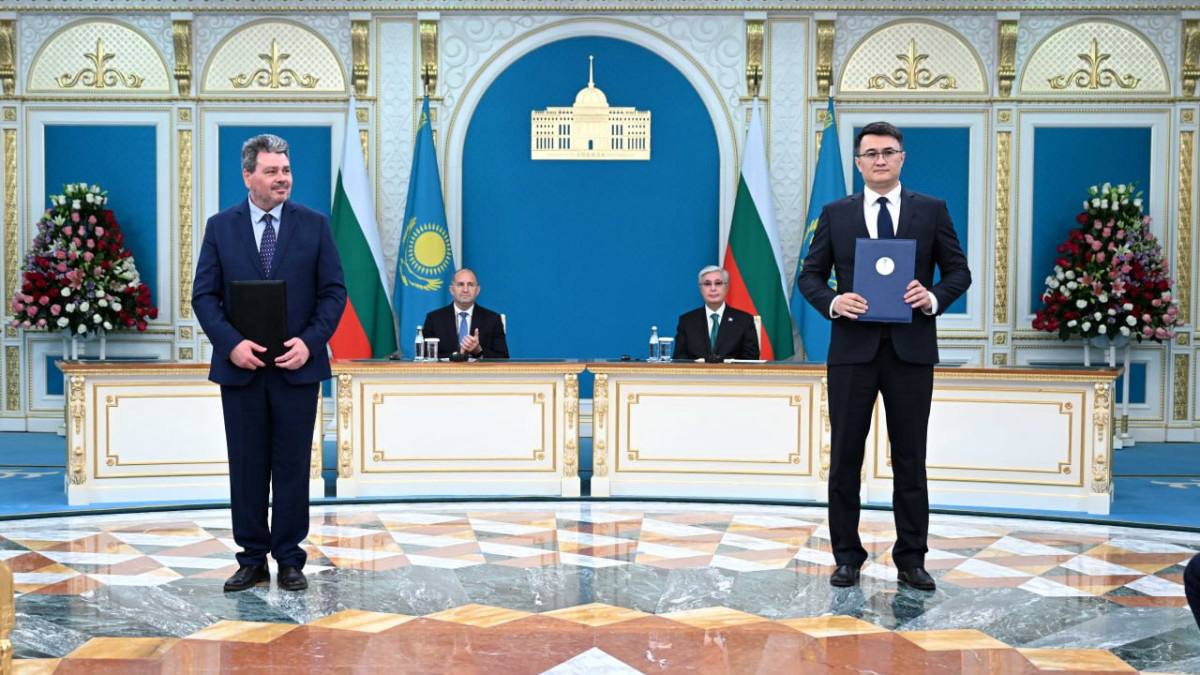 «От СНГ к ЕС: Казахстан и Болгария запускают новые мосты сотрудничества» По итогам визита президента Болгарии Румена Радева в Астану президенты Токаев и Радев подписали целый пакет стратегических соглашений, открывших новую страницу в двусторонних отношениях . Среди ключевых документов: • меморандум о развитии Транскаспийского маршрута — исторически важного «Среднего коридора» между Европой и Азией ; • соглашения о сотрудничестве между Астаной и Софией, а также установлении побратимства Шымкента и Пловдива ; • договорённости в сфере подготовки госкадров и между палатами торговли двух стран – фундамент для обмена опытом и новых деловых проектов . В дополнение, обсуждены перспективы внушительного экономического роста: в 2024 году товарооборот преодолел отметку в $375 млн, а совместные проекты уже превысили $117 млн . Особое внимание уделено транспорту, сельскому хозяйству, IT, энергетике и туризму — ключевым направлениям диверсификации сотрудничества .