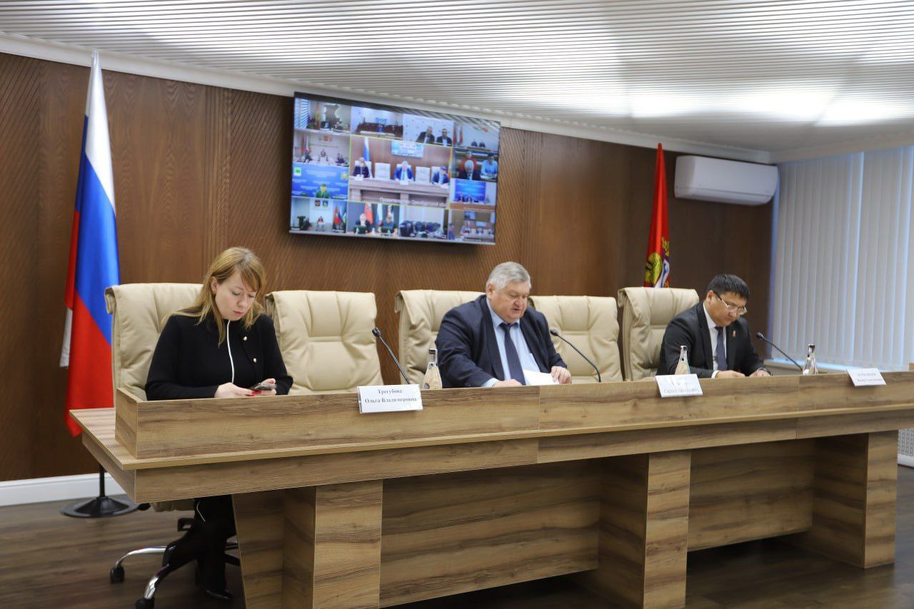 Больше 80 млн рублей выделено на отлов бездомных животных в Оренбуржье в 2026 году По поручению губернатора Евгения Солнцева в минсельхозе Оренбургской области прошло совещание по проблеме безнадзорных животных В бюджете на 2026 год уже зарезервировано 82 6 млн рублей на отлов почти 8 тысяч животных сообщает пресс служба правительства области В 17 ти муниципалитетах контракты уже подписаны в 13 ти торги только объявлены а в шести районах процесс ещё не начат Особое внимание уделяется территориям где действует режим экстраординарной ситуации по безнадзорным животным сейчас таких 13 Министр сельского хозяйства региона Сергей Балыкин потребовал от глав муниципалитетов активизировать работу Вопрос на постоянном контроле подчеркнул он Затягивать с заключением контрактов и отловом нельзя ВЕСТИ ОРЕНБУРЖЬЯ в telegram в MAX