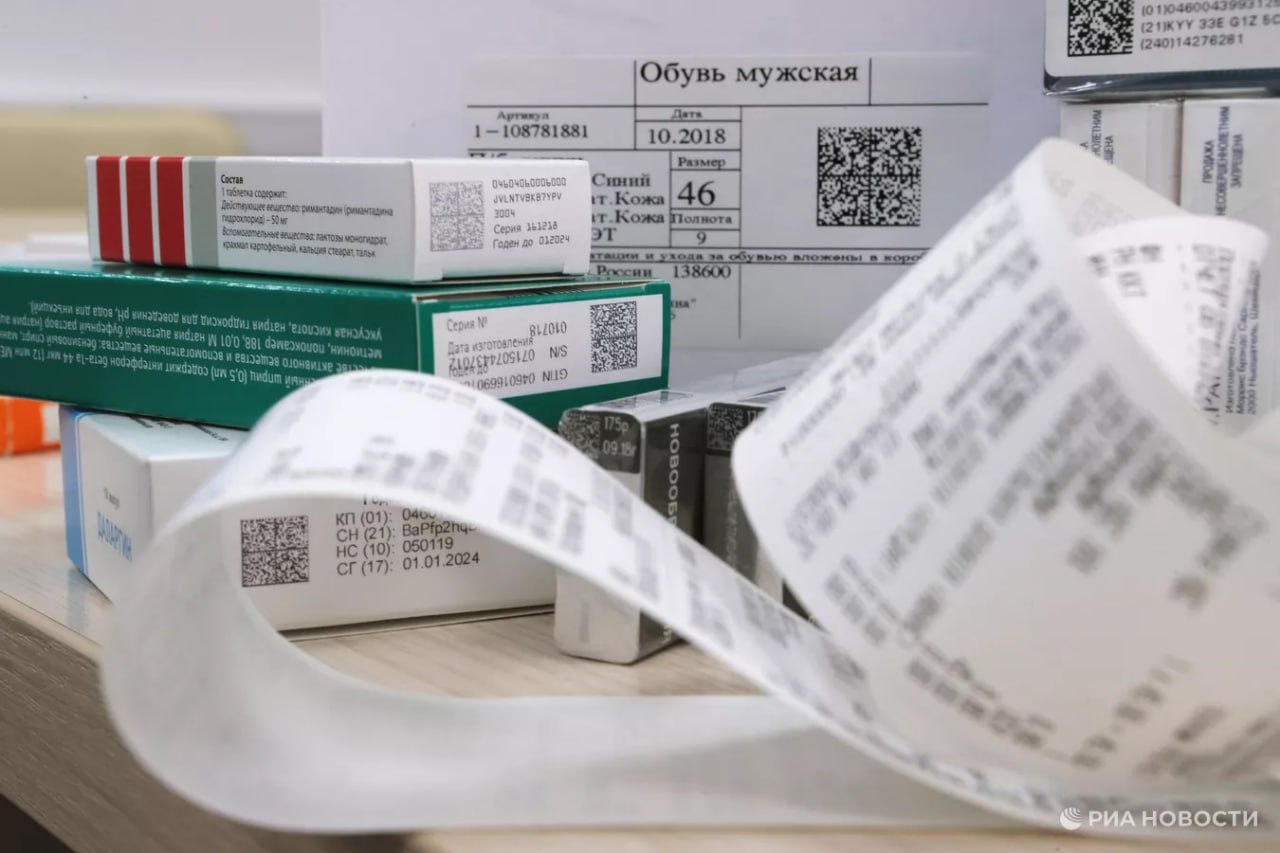 Большинство россиян  73%  готовы отказаться от бумажных чеков, квитанций, выписок в пользу электронных, следует из опроса ВЦИОМ.   А вот от бумажной одноразовой посуды, стаканчиков и бумажных пакетов готовы отказаться 49% россиян.  Так они хотят уменьшить использование бумаги.     : экономика / Все наши каналы
