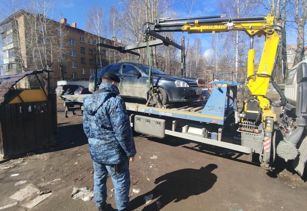 Сыктывкарец может лишится автомобиля из-за долгов по алиментам. Мужчина должен двум детям более 900 тысяч рублей. Его арестовали и посадили на 20 суток. Так же нашли и эвакуировали его автомобиль. Подпишись Предложи новость