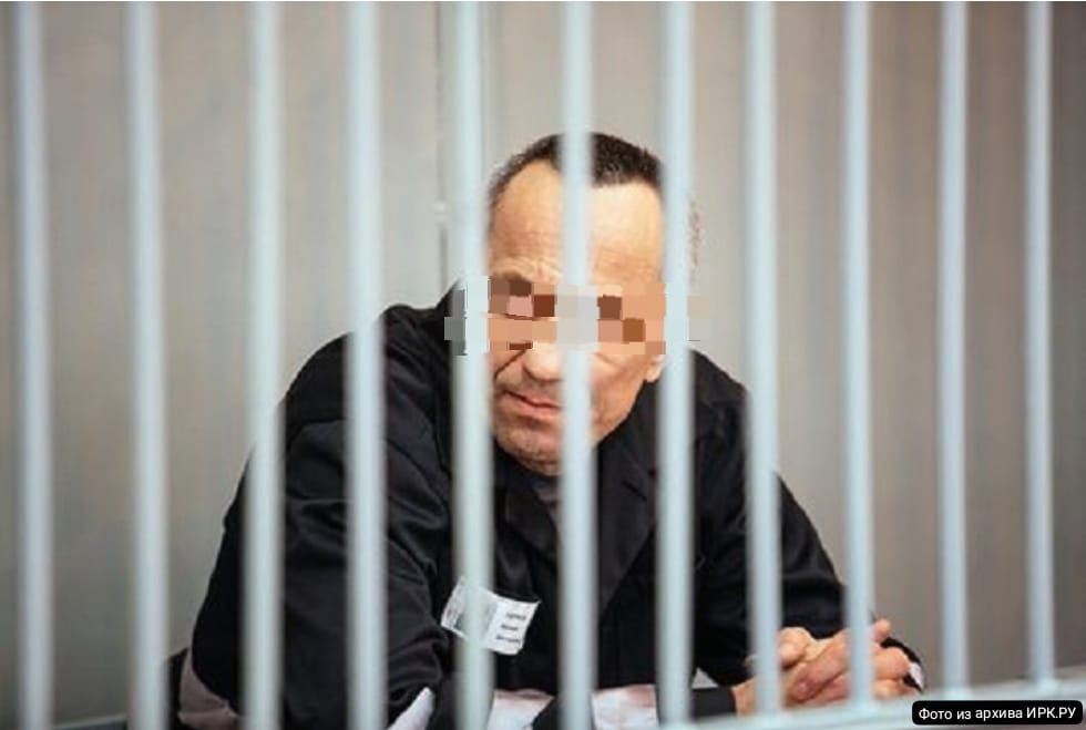 В Иркутской области прокуратура направила в суд уголовное дело о двойном убийстве совершенном 17 лет назад Прокуратура г Ангарска утвердила обвинительное заключение по уголовному делу в отношении 61 летнего Михаила Попкова Он обвиняется по п а ч 2 ст 105 УК РФ убийство двух лиц По версии следствия в августе 2008 года обвиняемый возвращаясь в Ангарск на личном автомобиле остановился при въезде в город для авторемонта где встретил двух ранее ему незнакомых 27 летних женщин В ходе беседы на почве внезапно возникшей личной неприязни применяя физическую силу и преодолевая сопротивление одной из потерпевших отошедшей в лесной массив накинул ей на шею имевшуюся у него веревку и сдавливал пока она не перестала подавать признаки жизни Вернувшись к автомашине в салоне которой сидела вторая потерпевшая позвал ее в лесной массив под предлогом оказания помощи подруге После чего аналогичным способом задушил женщину и покинул место происшествия Мужчина написал явку с повинной признав вину в совершении преступления   Уголовное дело направлено прокуратурой в Ангарский городской суд для рассмотрения по существу Ранее Попков осужден к пожизненному лишению свободы за серийные убийства в 1990 2010 гг более 80 жительниц региона и ряд других преступлений   irkprocnews