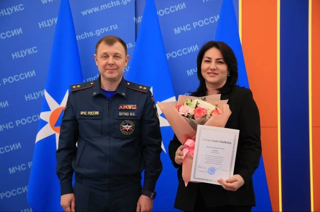 Почетной грамотой Главного управления МЧС России в городе Москва сегодня награждена Директор АНО «Ресурсный центр развития молодежного добровольчества» Министерства по делам молодежи Карачаево-Черкесской Республики – Ася Магомедовна Хакирова ⏩По поручению Министра по делам гражданской обороны, чрезвычайным ситуациям и ликвидации последствий стихийных бедствий Александра Куренкова, заместитель главы МЧС России Вячеслав Бутко вручил ведомственные награды участникам чрезвычайного гуманитарного реагирования за рубежом в 2024 году. Среди награжденных представители центрального аппарата, территориальных органов и учреждений МЧС России, органов власти субъектов Российской Федерации, благотворительных фондов и организаций. Эта награда является признанием неоценимого вклада в обеспечение безопасности и социальной поддержки людей, особенно в кризисные моменты. «Выражаю огромную благодарность Главе Карачаево-Черкесской Республики Рашиду Бориспиевичу Темрезову за доверие и возможность быть причастной к проектам Международных масштабов» поделилась Ася Хакирова. ⏩Это свидетельствует о высоком уровне работы ресурсного центра и его значимости для общества. Поздравляем Асю Магомедовну с этой заслуженной наградой и желаем ей дальнейших успехов и достижений!