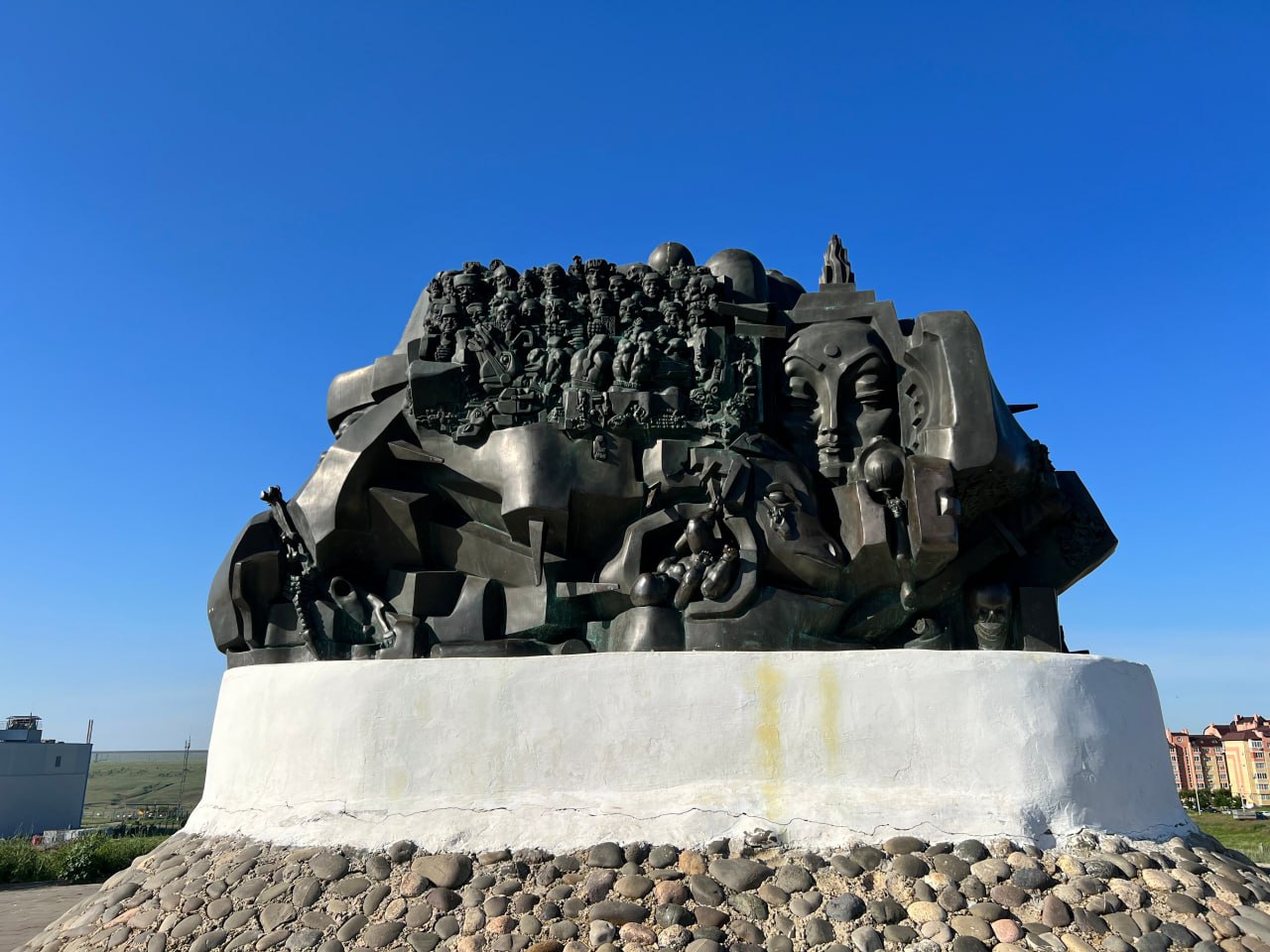 Интернет газета Степные вести Новости Памяти жертв депортации и автора монумента Исход и Возвращение Завтра в 11 часов у мемориала Исход и Возвращение состоится траурный митинг посвященный памяти жертв депортации калмыцкого народа в 1943 году Именно здесь с 29 декабря 1996 года проходит всенародное поминание жертв депортации В этом году в год 80 летия Великой Победы и 100 летия Эрнеста Неизвестного мы вспоминаем с благодарностью имя скульптора создавшего монумент скорби и нетленности народной памяти Автор возвысил трагедию народа введя в образ многоликой трагедии сострадающего народу божество Авалокитешвару неумолимый бег времени коня лики ушедших жертв сталинских репрессий и лотос как символ святости веры народа его непогрешимости его непобедимости Калмыкия Калмыкия Элиста регион08 Степные вести c источник