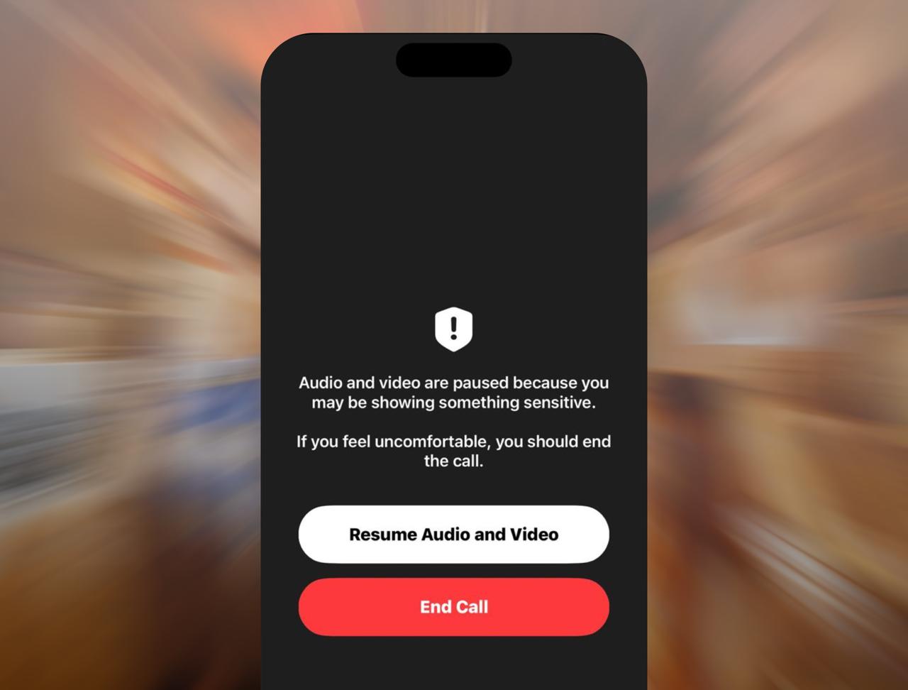 Созвоны без одежды всё — на iPhone с новой iOS 26 включили защиту от голых людей в звонках FaceTime. Если в кадре появляется обнажённый человек, звонок ставится на паузу, а iPhone спрашивает: «продолжить» или «завершить». Фичу делали для защиты детей, но сейчас работает и у взрослых. То ли баг беты, то ли теперь у всех так. Apple обещает: видео не уходит на сервера.