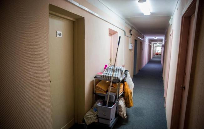 1 2 Выбросила в мусорное ведро: 16-летняя омичка родила в гостинице и задушила ребенка В ночь с 17 на 18 июля 16-летняя девушка родила в номере омской гостиницы ребенка, задушила его и выбросила в мусорное ведро. ⏺Тело младенца обнаружила горничная, когда пришла убираться. Сама мать к тому моменту скрылась с места. В следкоме рассказали, что все произошло в гостинице «Надежда» на улице 5-й Путевой. Девушка встречалась со взрослым мужчиной и о том, что беременна, якобы не догадывалась, а родила случайно. Задержали ее по месту жительства, в одном из сел Омского района. ⏺В прокуратуре отметили, что погибший младенец был здоровым, девушка убила его потому, что не хотела воспитывать. В следкоме возбудили уголовное дело по статье «убийство матерью новорожденного ребенка». ⏹