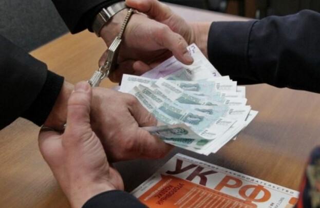 Сотрудника административной инспекции Ростовской области задержали за взяточничество «Оперативниками задокументировано получение взятки от предпринимателя за непривлечение его к административной ответственности в сфере функционирования торговых объектов. Сотрудник инспекции также требовал от предпринимателя, чтобы он ежемесячно передавал ему денежные средства за общее покровительство коммерческой деятельности», — сообщает УФСБ России по Ростовской области. Возбуждено уголовное дело по статье «Получение взятки». Подозреваемому грозит до восьми лет лишения свободы. Он признал вину и, как отмечает УФСБ по Ростовской области, «активно содействует следственным органам». Южная служба новостей