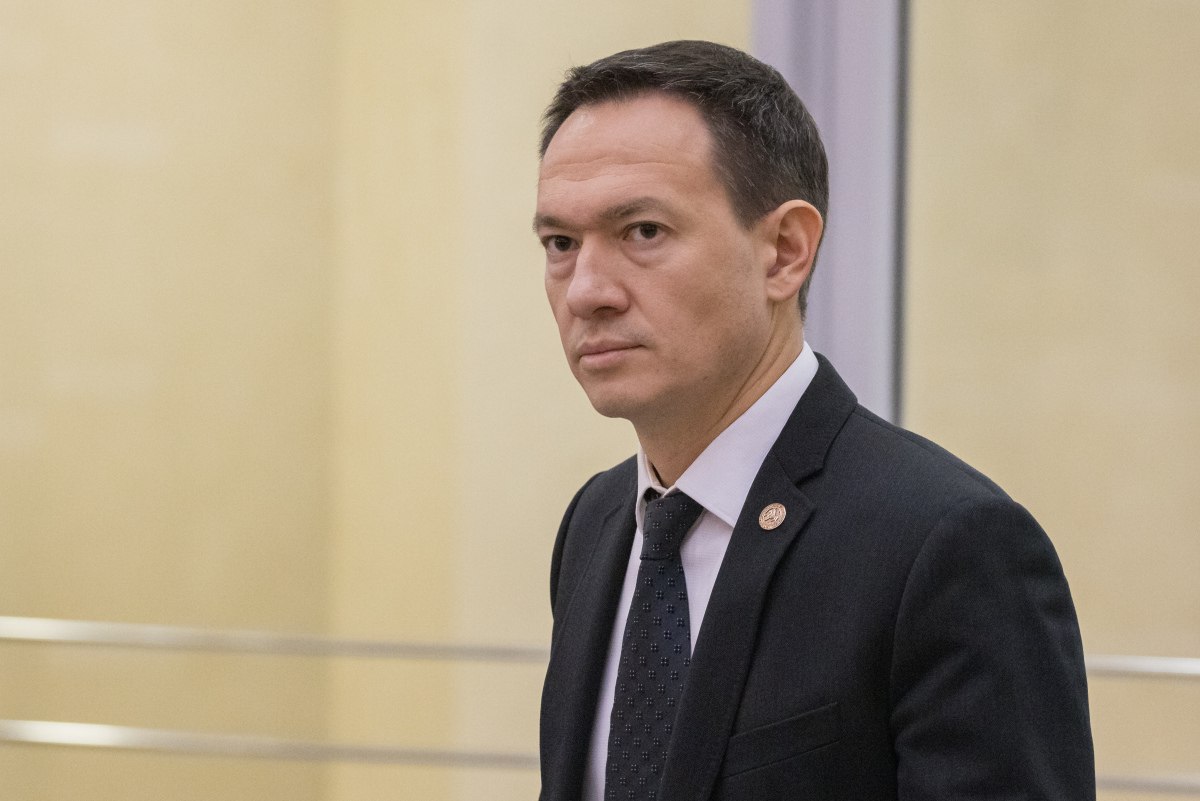 Сенатором РФ от Татарстана стал Тимур Нагуманов Указ подписал Рустам Минниханов Нагуманову 42 года Он родился в семье бывшего министра финансов Татарстана Дмитрия Нагуманова который руководил ведомством в середине 1990 х Начинал карьеру в коммерческих структурах с 2007 года перешел на муниципальную службу возглавлял Дрожжановский район после был уполномоченным по защите прав предпринимателей с 2019 года руководил Альметьевским районом В 2024 году после досрочного сложения полномочий главы района стал помощником раиса республики О том что Нагуманов вполне может стать сенатором еще в начале августа сообщали источники БИЗНЕС Online ℹ  Подпишитесь на БИЗНЕС Online