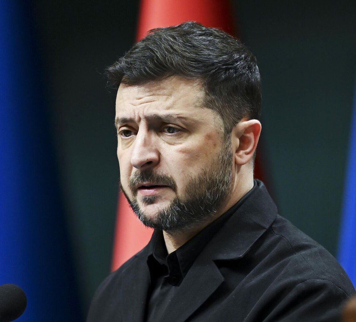 Зеленский проводит закрытую встречу с фракцией Слуга народа Президент Украины в настоящий момент находится на закрытой встрече с парламентской фракцией правящей партии По данным источников мероприятие проходит в режиме строгой конфиденциальности у всех участников при входе были изъяты телефоны и другие средства связи Caucasian bureau