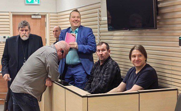 В Эстонии вынесен приговор по делу Айво Петерсона Дмитрия Роотси и россиянина Андрея Андронова В Эстонии вынесен приговор по делу Айво Петерсона Дмитрия Роотси и россиянина Андрея Андронова Харьюский уездный суд огласил приговор по делу о государственной измене в котором фигурируют Айво Петерсон Дмитрий Роотси и гражданин России Андрей Андронов Главным обвиняемым стал один из лидеров партии Koos Айво Петерсон Суд признал его виновным в госизмене и назначил наказание в виде 14 лет лишения свободы Дмитрий Роотси и Андрей Андронов получили по 11 лет тюремного заключения Пока решение не вступило в силу оно может быть обжаловано в окружном суде Напомним ранее государственный прокурор Трийну Олев Аас просила признать Айво Петерсона виновным в государственной измене и назначить ему 17 лет заключения Для Роотси прокуратура требовала 13 лет лишения свободы а для Андронова 11 лет за ненасильственные действия направленные против Эстонской Республики Все трое обвиняемых своей вины не признали Петерсону и Роотси инкриминировали государственную измену Анронову ненасильственные действия против Эстонии Судебное разбирательство по делу началось в ноябре 2023 года