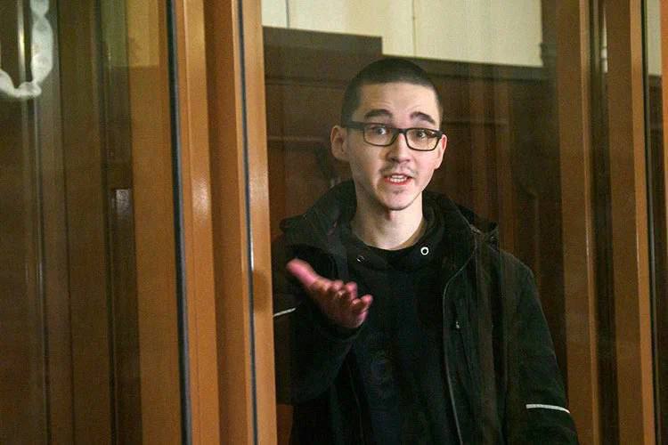 Долги стрелка из казанской гимназии превысили 23 млн рублей Осуждённый на пожизненное Ильназ Галявиев теперь должен выплатить более 23 3 млн рублей в основном компенсации пострадавшим за моральный вред Кроме того с него взыскивают 1 6 млн исполнительских сборов 1 4 млн имущественных взысканий и 200 тысяч за процессуальные издержки Напомним в мае 2021 года Галявиев устроил стрельбу в гимназии 175 где погибли дети и учитель Подписаться КазанДА