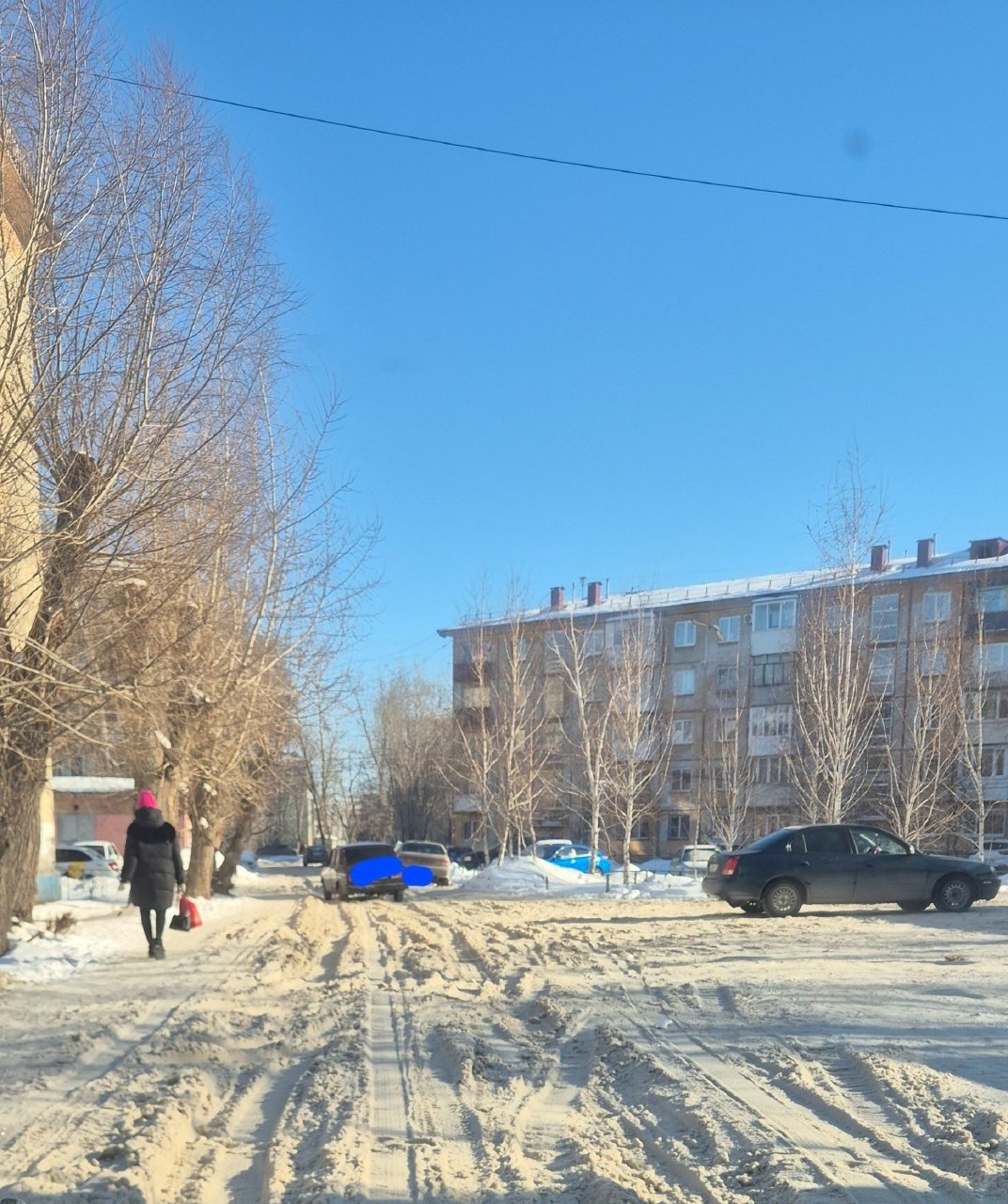 Прокуратура Омска внесла представление директору городского УДХБ из-за плохой уборки города  В ведомстве заявили, что «установлены многочисленные факты ненадлежащей очистки дорог от снега, наличия снежных валов, сужающих проезжую часть, скользкости на проезжей части.  На некоторых остановках общественного транспорта, посадочных площадках и подъездах к остановкам имеются снежный накат и скользкость, что может повлечь причинение вреда жизни и здоровья граждан».  Подписаться   Прислать новость