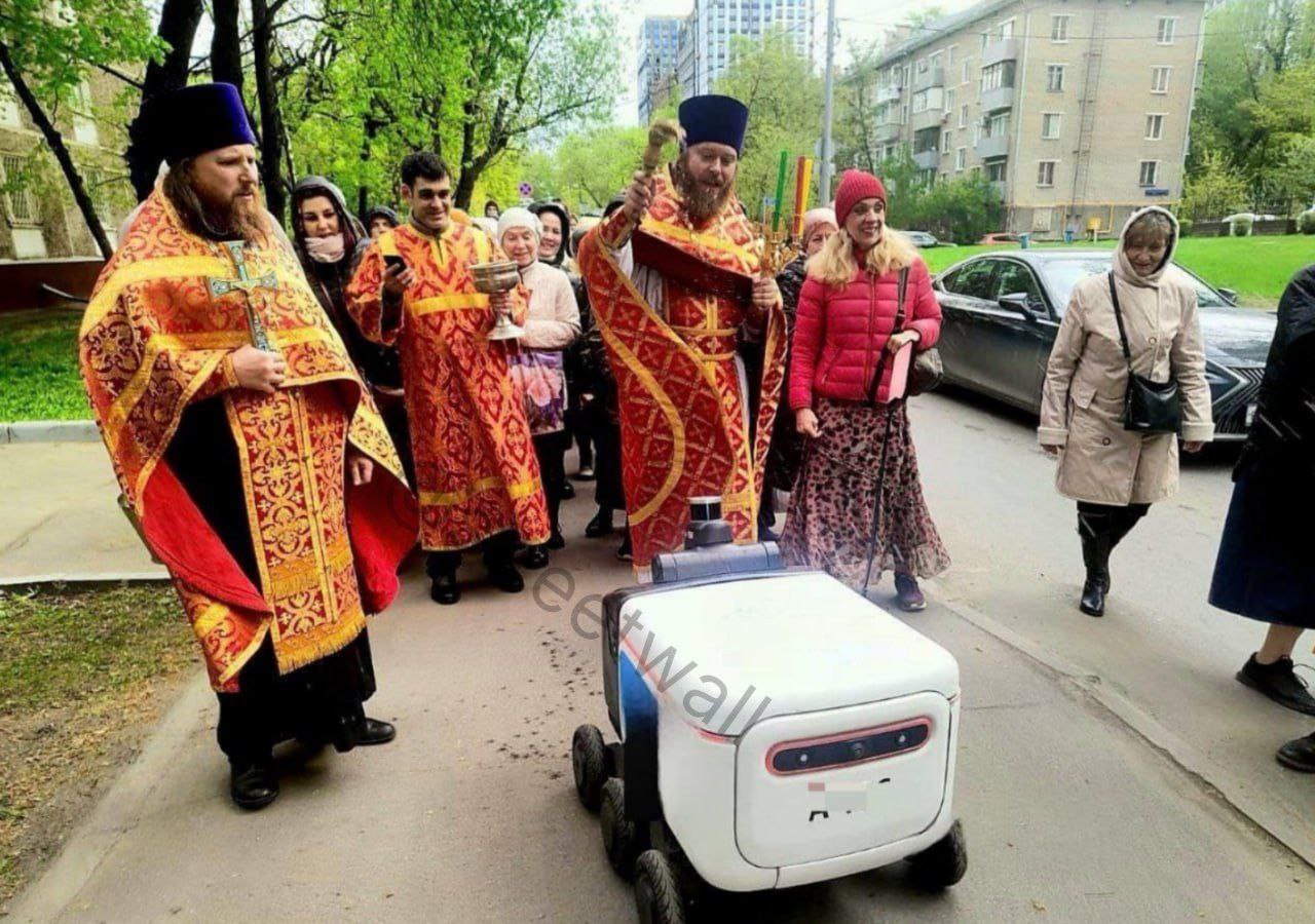 Батюшки Благовещенского храма в Москве освятили робота-доставщика, пишет Православный киберпанк