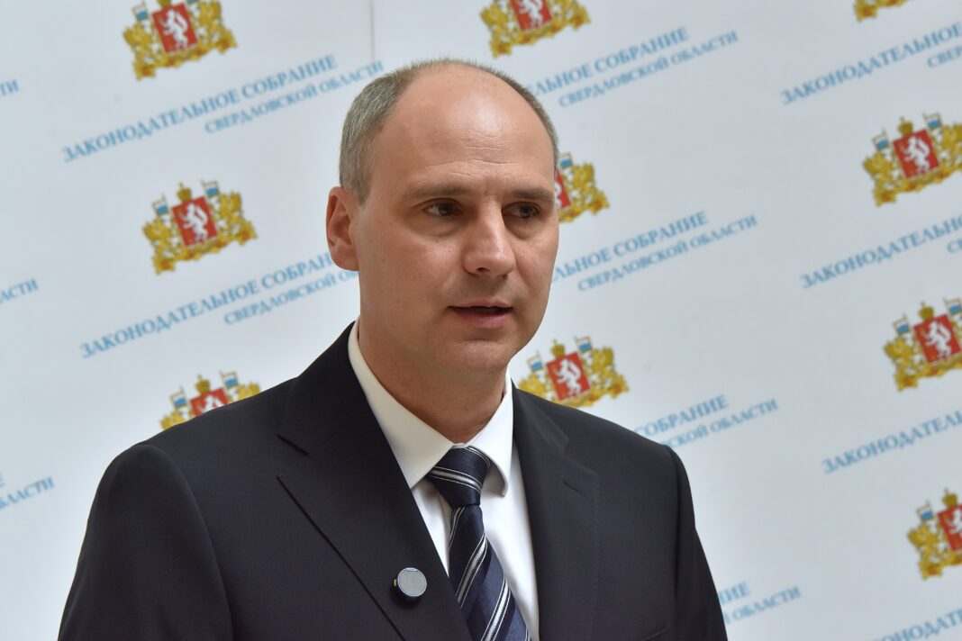 Глава Свердловской области Денис Паслер направил телеграмму председателю регионального парламента Людмиле Бабушкиной по случаю вручения ей ордена Почета — соответствующий указ подписал Президент России Владимир Путин «Орден Почета — это оценка Вашего весомого вклада в социально-экономическое развитие региона, тщательную разработку и принятие важных законов, направленных на повышение качества жизни людей, реализацию семейной политики, помощь ветеранам, малоимущим гражданам. Человеческая мудрость, коммуникабельность, деликатность и женское обаяние прекрасно сочетаются в Вас с умением быть требовательной и настойчивой, умело руководить сложнейшим коллективом, направляя парламентскую дискуссию в конструктивное русло на благо Свердловской области и уральцев», — написал Денис Паслер. Людмила Бабушкина — депутат областного парламента с 2000 года. Была председателем региональной Палаты представителей, с декабря 2011 года занимает должность председателя Законодательного собрания Свердловской области. Борис Ярков, «Областная газета» Подписаться на «ОГ» Прислать новость Поддержать канал