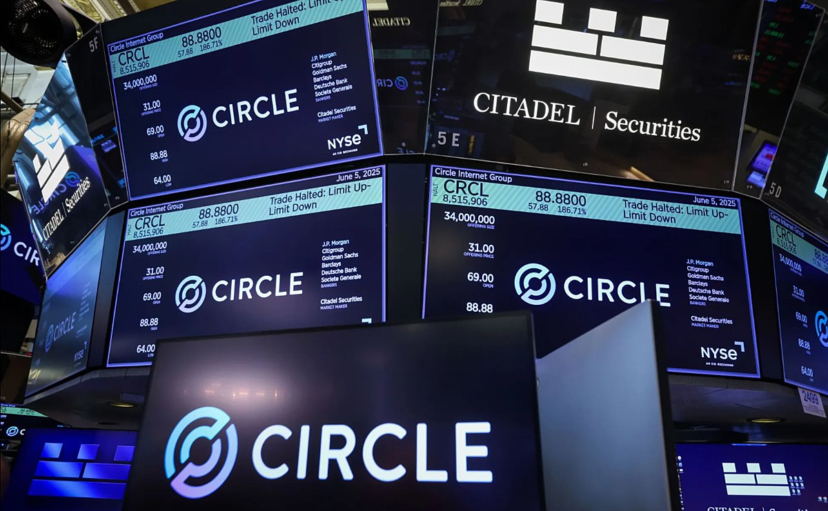 Акции Coinbase растут на 14,9%, а Circle, эмитента USDC, — почти на 20%. Всё это на фоне принятия Сенатом США законопроекта GENIUS, который регулирует стейблкоины. Власти впервые поддержали такой крупный законопроект о криптовалютах, отмечает NYT. Но ему ещё предстоит пройти Палату представителей и президента vc.ru/crypto/2050478