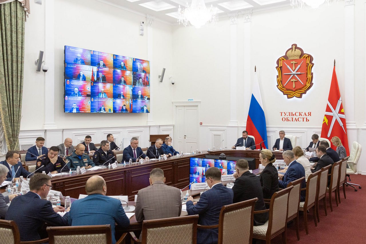 Провел заседание антитеррористической комиссии Тульской области Рассмотрели вопросы эффективности мер антитеррористической защищенности объектов промышленности и железнодорожного транспорта С коллегами обсудили работу по повышению мер антитеррористической защищенности религиозных объектов и объектов топливно энергетического комплекса а также другие актуальные вопросы направленные на обеспечение безопасности в регионе Подписывайтесь на мой канал в MAX