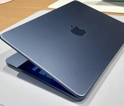 Обновленный Apple MacBook Neo получит процессор A19 Pro и 12 ГБ ОЗУ Тим Калпан Как сообщает Techpowerup ссылаясь на данные инсайдера и аналитика Тима Калпана обновленная версия лэптопа Apple MacBook Neo выход которой ожидается в 2027 году может получить процессор A19 Pro и 12 ГБ оперативной памяти Актуальная модель базируется на чипе A18 Pro и оснащена всего 8 ГБ ОЗУ тем не менее устройство продается весьма успешно