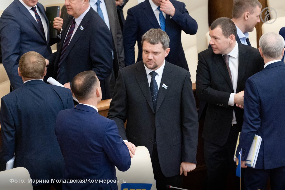 В заксобрании Свердловской области обсудят поведение депутата от КПРФ Станислава Блохина который предположительно стал участником уличной драки в случае поступления соответствующего заявления в мандатную комиссию регионального парламента сообщила спикер Людмила Бабушкина Видео драки ранее выложила в своих социальных сетях бывшая возлюбленная коммуниста модель Елизавета Кузнецова Она добавила что написала три заявления в полицию и сняла побои Меня швыряли и кидали на землю засовывали в такси Даже видео мы хорошо расстались было условие что я восстанавливаю его репутацию и больше он меня не трогает Я жила в страхе Но эта жизнь хуже смерти сказала она Подписывайтесь на Ъ Урал