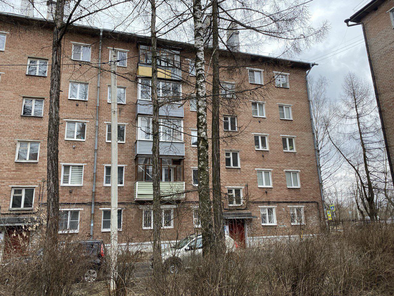 По материалам проверки прокуратуры Фрунзенского района возбуждено уголовное дело о мошенничестве при получении денежных средств со спецсчета в региональном фонде капремонта Прокуратура Фрунзенского района города Ярославля провела проверку по обращению жителей одного из многоквартирных домов по улице Гоголя Установлено что в августе 2024 года председатель образованного в доме товарищества собственников жилья заключила с компанией своего знакомого договор на проведение капитального ремонта электрооборудования стоимостью 4 3 млн рублей за счет средств находящихся на спецсчете дома в региональном фонде капремонта многоквартирных домов В обоснование заключенного договора и необходимости авансирования работ председателем направлены в регфонд протоколы общего собрания собственников и голосования На основании представленных документов подрядчику выплачен аванс в размере 1 2 млн рублей Вместе с тем проверка показала что фактически собрание собственников жилья по вопросу капитального ремонта электросетей дома не проводилось протоколы голосования жителями дома не подписывались По результатам проверки прокуратура района вынесла постановление о направлении материалов проверки в следственные органы для принятия процессуального решения По итогам их рассмотрения районным отделом полиции возбуждено уголовное дело по ч 3 ст 30 ч 3 ст 159 УК РФ покушение на мошенничество в крупном размере После вмешательства прокуратуры необоснованно заключенный договор подряда расторгнут перечисленные в качестве аванса денежные средства возвращены в регфонд Ход и результаты расследования уголовного дела поставлены прокуратурой района на контроль