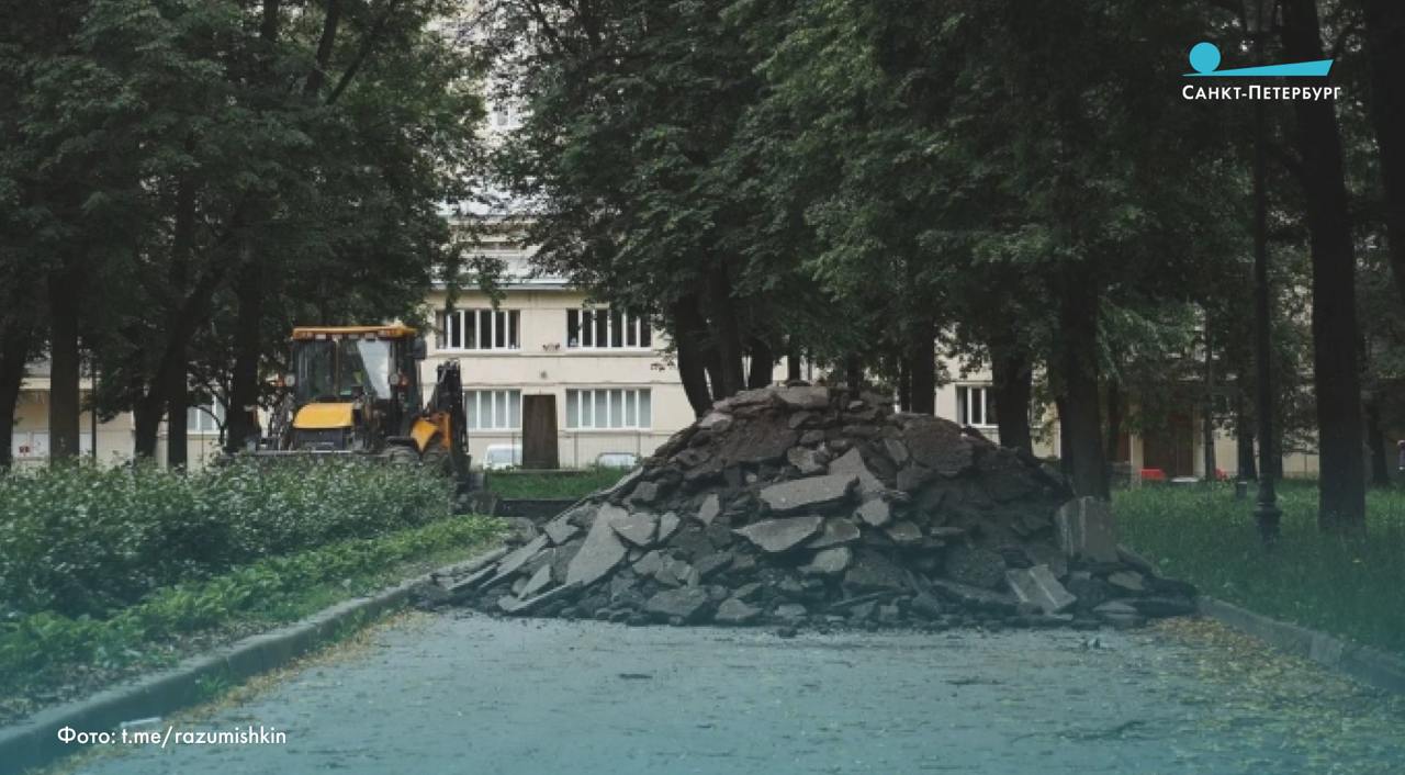 В 2025 году в Петербурге благоустроят сквер Николая Львова.   На данный момент ведется демонтаж асфальтового покрытия, заменяемого тротуарной плиткой, и проводится обновление бордюрного камня. Помимо этого, запланирована реконструкция ограждения, обустройство игровой площадки для детей, установка скамеек для отдыхающих и озеленение территории посредством высадки деревьев.       ВКонтакте   Одноклассниках