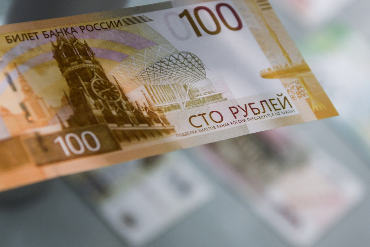 Банк России может изменить дизайн 100-рублевой купюры. Об этом говорится в ответе Центробанка на обращение депутата Госдумы Дмитрия Гусева. Депутат предложил включить в оформление банкноты воссоединённые с Россией регионы и проводить замену купюр постепенно — по мере их износа. ЦБ подтвердил, что рассматривает модернизацию банкноты. Как и на других обновленных купюрах 5000 рублей образца 2023 года, а также разрабатываемых 10, 50, 500 и 1000 рублей , на ней может появиться карта соответствующего федерального округа — в данном случае Центрального.