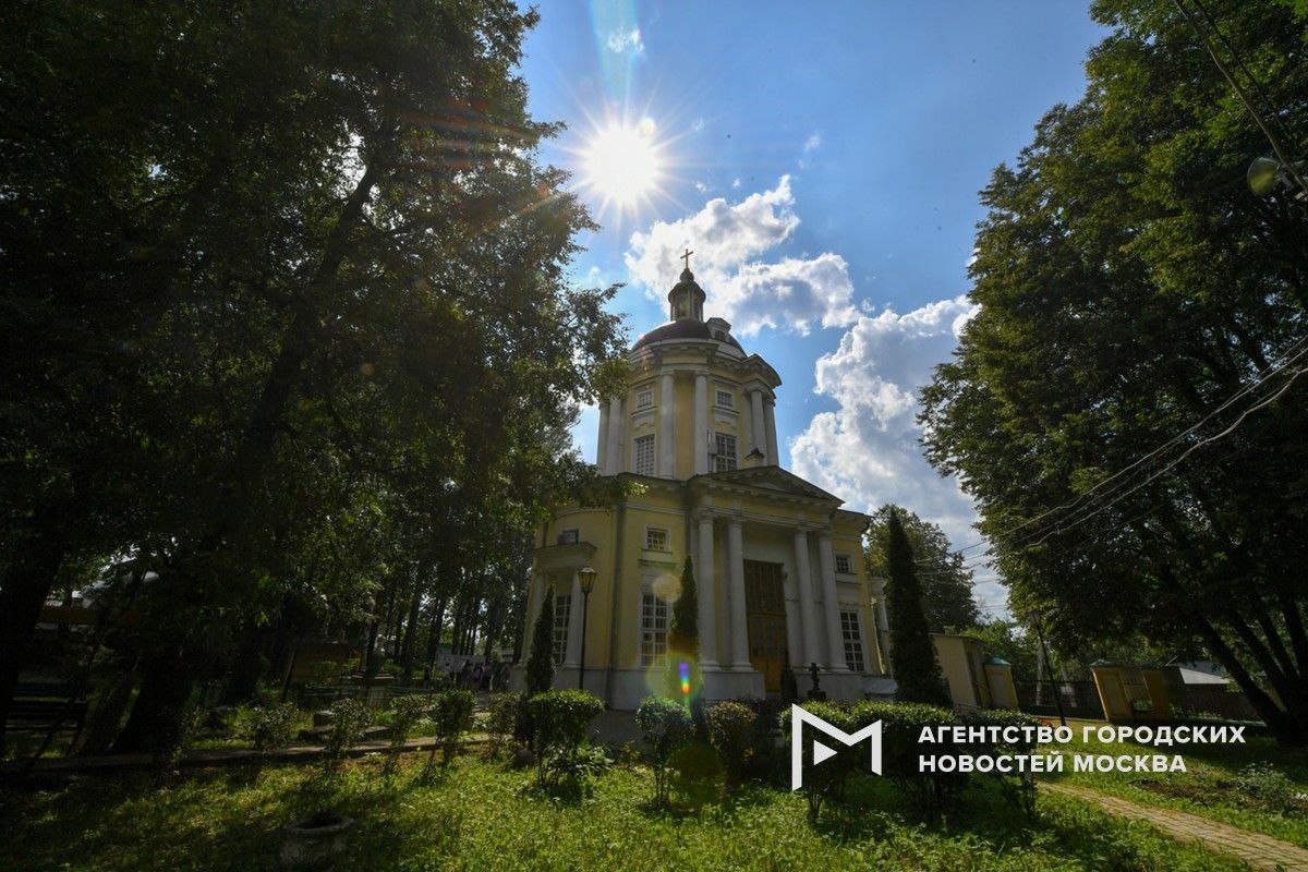 Восстановление усадьбы Виноградово – одного из старейших усадебных комплексов Москвы – начнется в этом году. О том, что уже сделано и что предстоит, рассказал Сергей Собянин: проведены первоочередные противоаварийные работы; готов проект реставрации домов Германа и Банзы, погреба и приусадебной территории; будет восстановлена архитектура зданий, интерьеры, садово-парковые объекты; предусмотрено бережное благоустройство с сохранением исторической среды; появится «Лесной променад», площадки для отдыха и мероприятий, амфитеатр, спортивный кластер. Усадьба станет открытой, современной и при этом сохранит свою подлинность, подчеркнул мэр Москвы. «Москва»