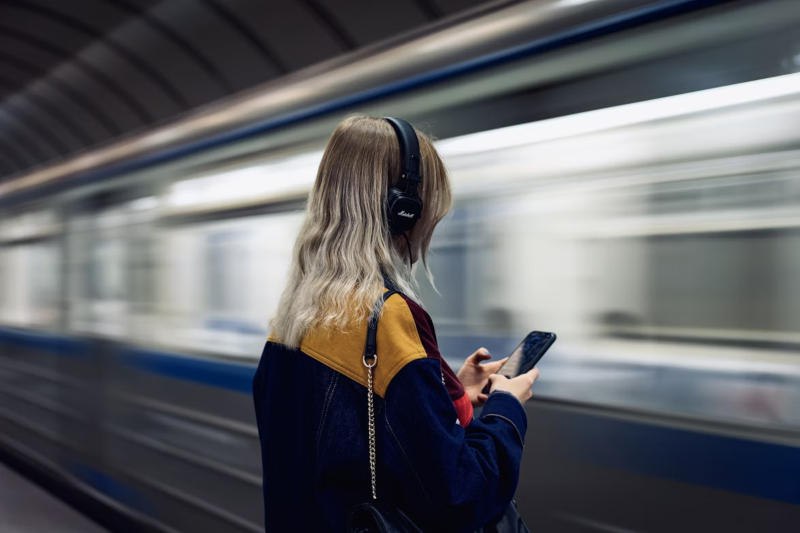 Instagram не подслушивает пользователей утверждает глава соцсети Генеральный директор Instagram Адам Моссери в недавнем посте опроверг слухи о том что платформа подслушивает своих пользователей для показа релевантной рекламы Эту теорию обсуждают уже несколько лет несмотря на неоднократные опровержения от Meta Моссери пояснил что эффективность рекламных алгоритмов объясняется сотрудничеством с рекламодателями и психологией пользователей Многие замечают что реклама товаров появляется сразу после обсуждения их в разговоре однако это результат точных алгоритмов и совпадений Важный момент новая политика конфиденциальности Meta ожидаемая 16 декабря добавит возможность использования данных собранных при взаимодействии с ИИ продуктами что обещает улучшить персонализацию рекламы Читать подробнее Unlim AI