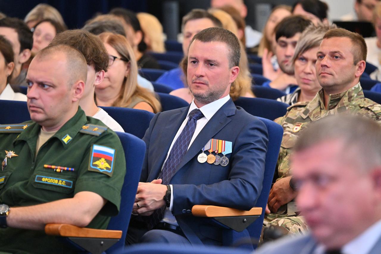 Вместе с главой Сергеем Юровым встретился с членами Балашихинского отделения Ассоциации ветеранов СВО, которое работает с марта этого года. Оно объединяет уже 25 храбрых воинов, отдавших долг Родине. Под руководством Героя России Ивана Клещерёва отделение защищает права и законные интересы ветеранов спецоперации, помогает их близким. Кроме того, подмосковная Ассоциация ветеранов СВО заключила соглашение с ведущими предприятиями Балашихи, которые помогают трудоустраивать воинов. Сегодня руководители «345 механического завода» и Авиационной корпорации «Рубин», «Научно-исследовательского инженерного института» были с нами. Поговорили о реабилитации бойцов, соблюдении трудовых гарантий, льготах и пособиях. Обсудили – в чём нужна наша помощь. Мособлдума постоянно совершенствует меры поддержки, опираясь на мнения наших героев. Поэтому такие встречи имеют огромное значение. Все вместе мы помогаем воинам как можно быстрее справиться с трудностями и вернуться к привычной жизни на гражданке. Для этого задействуем и партийный ресурс «Единой России». Соответствующее соглашение было подписано в этом году. Среди предложений, которые сегодня прозвучали – провести ярмарку вакансий в округе, на которой все компании и организации смогут рассказать о себе, а парни – найти место по душе. Проработаем этот вопрос. Многие воины хотят активнее проявить себя в спорте – продолжаем создавать для этого новые возможности. Также в торжественной обстановке передал членские билеты Балашихинского отделения Ассоциации пяти воинам. Особая честь – вручить медаль «За храбрость» II степени ветерану СВО Дмитрию Брушлинскому. В январе 2024 года он добровольно ушёл на фронт. Принимал участие в освобождении Часова Яра. Сейчас Дмитрий Андреевич активно помогает нашим парням, их семьям, собирает гуманитарную помощь на фронт. Поблагодарил его и всех ветеранов спецоперации за самоотверженность и смелость, проявленные при исполнении воинского долга.